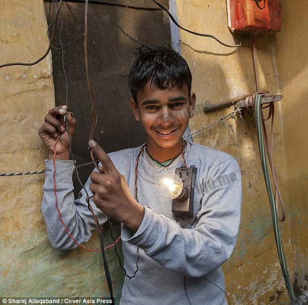 印度16岁少年开挂可抗1万伏高压电电击