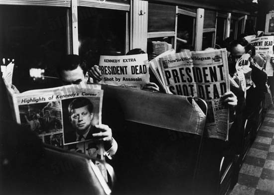 总统死了-乘客竞相阅读这条爆炸性新闻