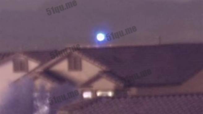 美国51区附近居民拍下悬浮屋顶UFO