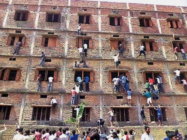 印度家长为帮孩子考试作弊