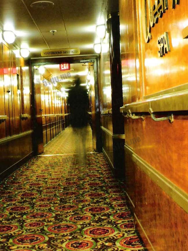 这张“走廊上的鬼影”是2008年《美国超自然研究组织》在“玛丽皇后号”拍到的灵异照片，也是当年十大灵异照片的第一名。