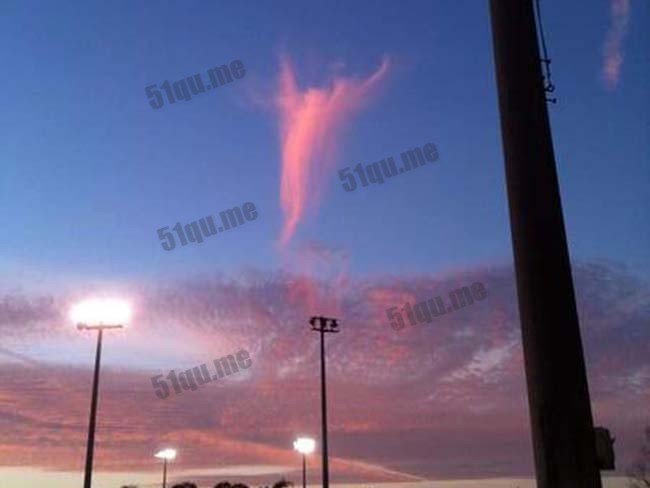 新教主方济一世获选时，佛州也曾出现过橘红色的天使云