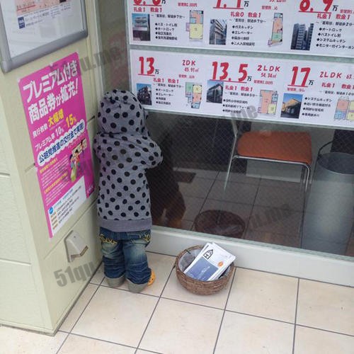 日本房产中介公司门口的小孩