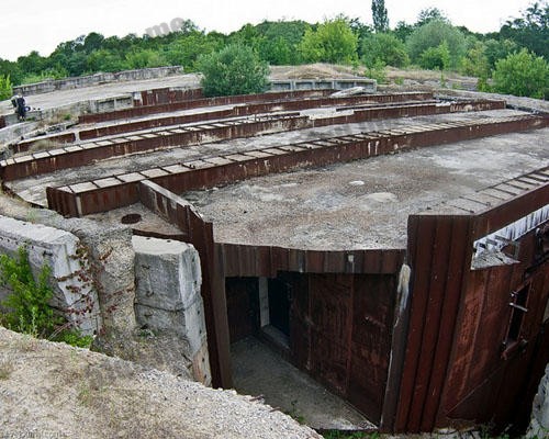摩尔多瓦废墟人造大洞探险
