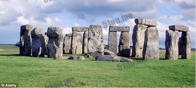 神秘的英国巨石阵旁直径200英尺麦田圈